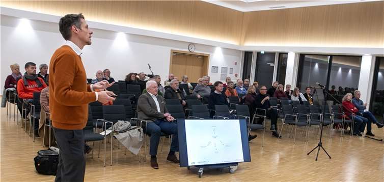 Geschäftsführer Toni Trautwein vom Investor HCRE (Berlin) informierte bei einer Bürgerinfo-Veranstaltung über die geplante Bebauung des Meckenheimer Marktplatzes.  Foto: JOST