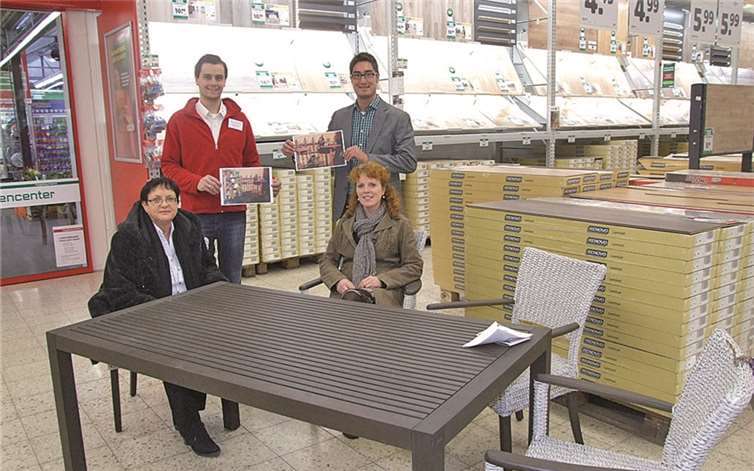 Geschäftsführer Volker Röhrig überreichte den Hauptpreis an Gewinnerin Elke Marziniak (s.r.). WAMFO.DE