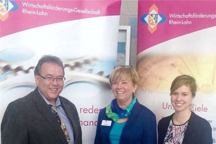 Geschäftsführer Wolf-Dieter Matern und Vanessa Auer (rechts) von der Wirtschaftsförderungs-Gesellschaft Rhein-Lahn freuten sich gemeinsam mit HIT-Organisatorin Inge Bitzer (Mitte) über das große Interesse am Hochschul-Informations-Tag. Rhein-Lahn-Kreis