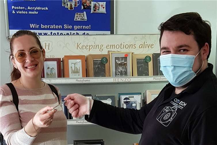 Geschäftsführer der Firma Foto Eich, Marcel Eich freut sich die Ukrainischen Menschen unterstützen zu können. Foto: EICH