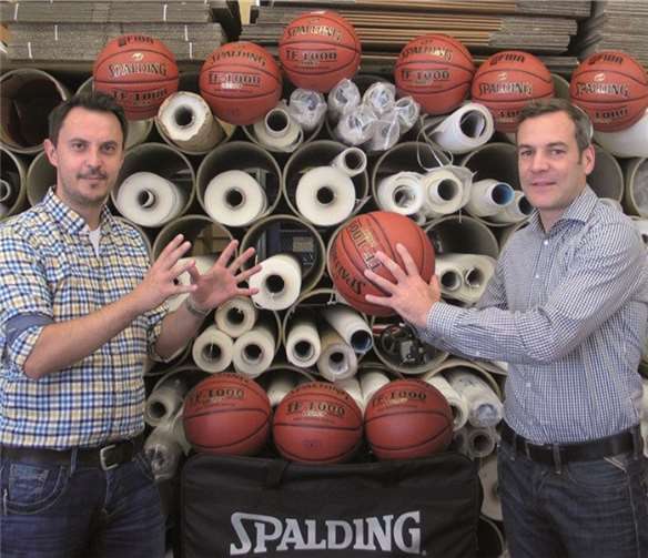 Geschäftsführer der Gesellschaft Sebastian Schwegmann (r.) überreichte die Bälle an Peter Salij (l.). privat