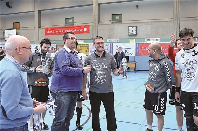 Geschäftsführer des Handballverbandes Rheinland, Hermann-Josef Häring, bei der Ehrung des Rheinlandpokalsiegers 2015, der HSG Kastellaun/Simmern.