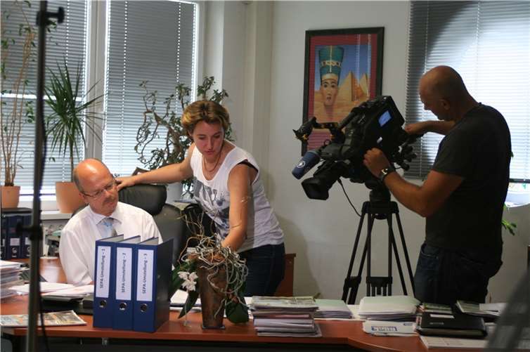 Geschäftsführer und Chefredakteur Hermann Krupp (l.) erläuterte Reporterin Xenia Böttcher vom ARD-Team, welche Hürden zu nehmen waren, um das KRUPP Medienzentrum in Sinzig  fit für die SEPA-Umstellung zu machen. MH
