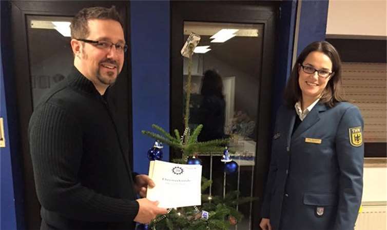 Geschäftsführerin Anja Baerwind ehrte Christian Adams für 20-jähriges Mitwirken im THW.