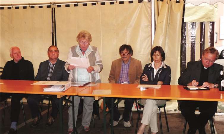 Geschäftsführerin Anneli Geilen trägt ihren Bericht über das vergangene Geschäftsjahr vor. Der Vorstand der „Fraukircher Marienbruderschaft - Förderverein Fraukirch“ von links: Friedrich Hermes, Herwig Weiner, Anneli Geilen, Dr. Wolfgang Zäck, Brigitta May und Pastor Ralf Birkenheier. -FRE-