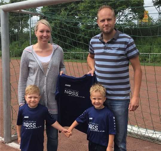 Geschäftsführerin Christiane Noss-Flohr und Volker Braun, 2. Vorsitzender des Vereins, zusammen mit zwei kleinen Vertretern der Bambini-Kicker bei der offiziellen Übergabe der T-Shirts.privat