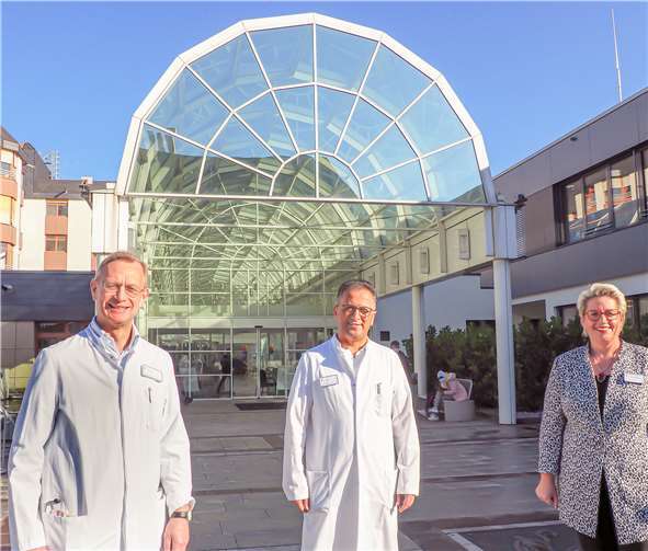 Geschäftsführerin Cornelia Kaltenborn und der Ärztliche Direktor Prof. Dr. Martin Wolff (l.) wünschten Ilhan Saka, dem neuen Chefarzt für Gynäkologie und Geburtshilfe, im Namen des gesamten St. Nikolaus-Stiftshospitals einen guten Start.Foto: Privat