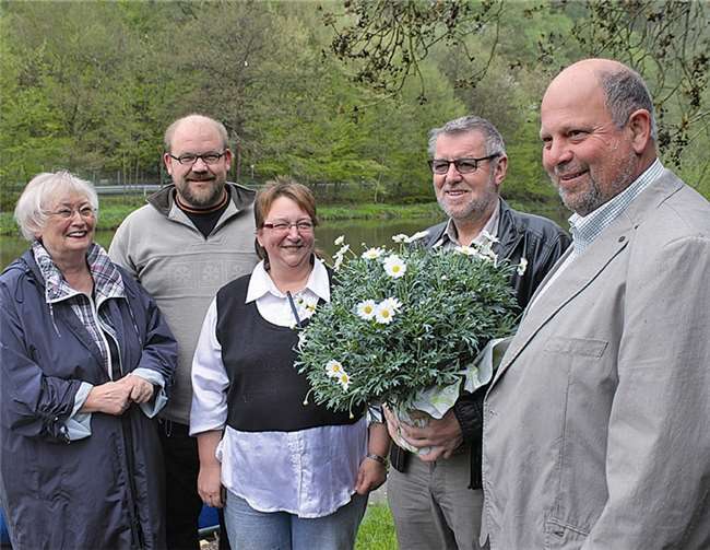 „Klar Schiff gemacht“ Geschäftsführerin Doris Hofmann (l.) sowie zweiter Vorsitzender Max-Josef Heumann und Vorsitzender Ignaz Weidemann wünschten dem Pächterpaar Kötting die sprichwörtliche „Handbreit Wasser unter dem Kiel.“privat