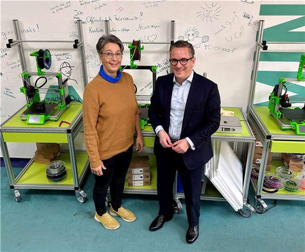 Geschäftsführerin Eva Pfitzner führte Thorsten Rudolph durch die Räumlichkeiten des „MakerSpace“ in Bendorf und zeigte ihm dabei unter anderem auch die 3-D-Drucker. Quelle: Wahlkreisbüro Thorsten Rudolph / Volker Schmidt