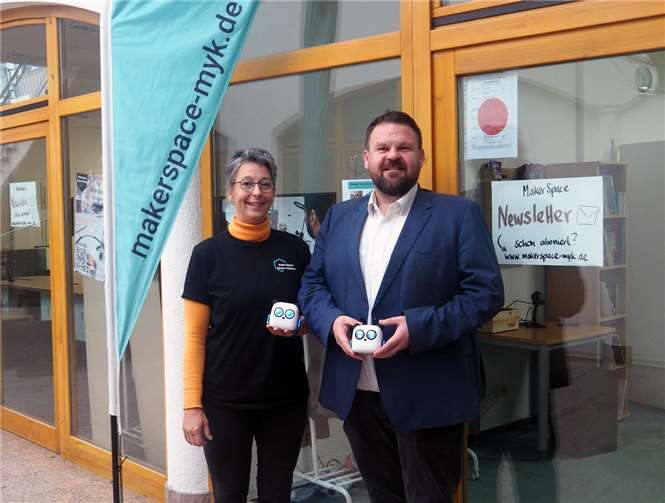 Geschäftsführerin Eva Pfitzner und Bürgermeister Christoph Mohr vor dem Eingang des MakerSpace Mayen-Koblenz.  Foto: Stadt Bendorf