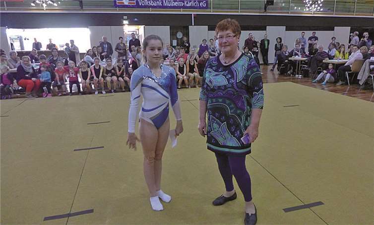 Geschäftsführerin Gisela Müller ließ es sich nicht nehmen Hannah Lepiors zu ihren tollen Leistungen zu gratulieren.privat