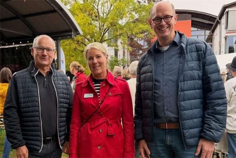 Geschäftsführerin Iris Schubert freut sich über den Besuch von Verbandsbürgermeister Jan Ermtraud (r.) und Ortsbürgermeister Oliver Labonde (l.)