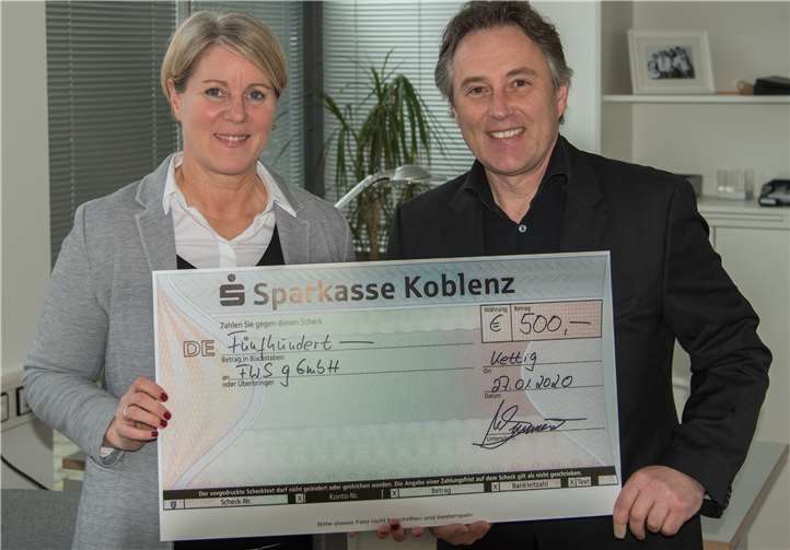 Geschäftsführerin Iris Schubert freute sich, die Spende von Michael Summerer in Empfang nehmen zu können. Foto: privat