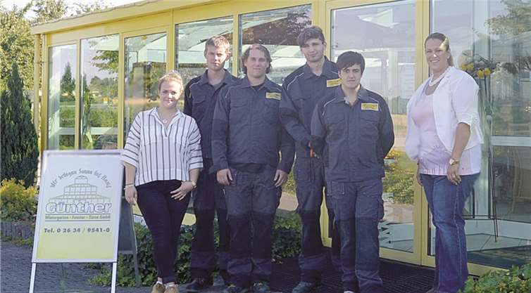 Geschäftsführerin Isabella Spustek-Günther (r.) mit den neuen Auszubildenden. privat