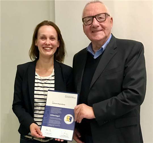 Geschäftsführerin Kathleen Benekenstein und Vorstandsvorsitzender Rainer Linnig mit der Urkunde.  privat