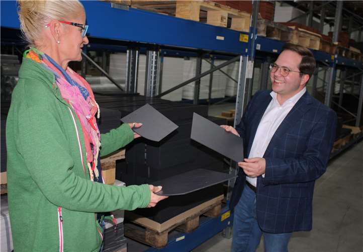 Geschäftsführerin Martina Herz und Landtagskandidat Pascal Badziong bei der Besichtigung des Zentrallagers der Firma Herz GmbH.Foto: Privat