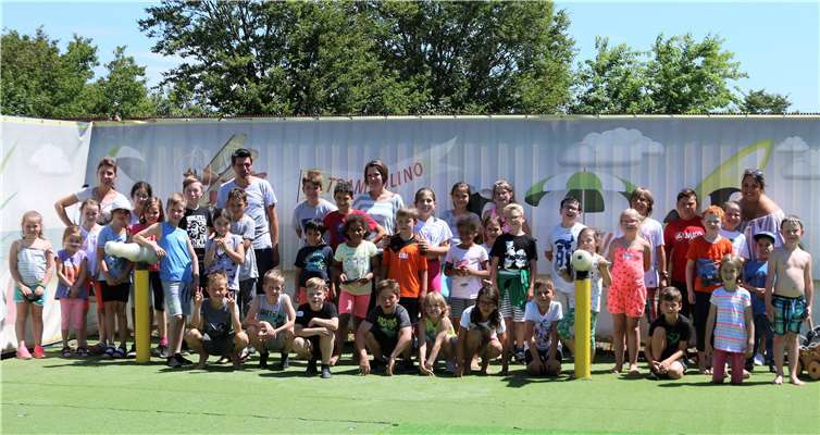 Geschäftsführerin Martina Wingender-Barth (hi.li.) mit dem Betreuerteam und Helfern vom „HIGH“ 5 Team und den Kids.Foto: G.S.