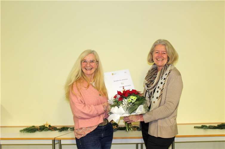 Geschäftsführerin Sabine Theisen (rechts) dankt Karin Pauly (links).  Foto: Katholische KiTa gGmbH Koblenz