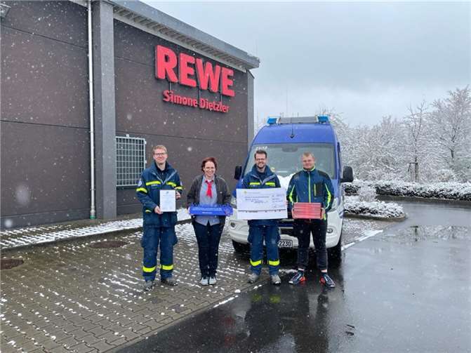 Geschäftsführerin Simon Dietzler (2.v.l.) überreicht dem Vorsitzenden des THW-Helfervereins, Marc Hammer, (2.v.r.) einen Scheck über die Spendengelder.  Quelle: THW
