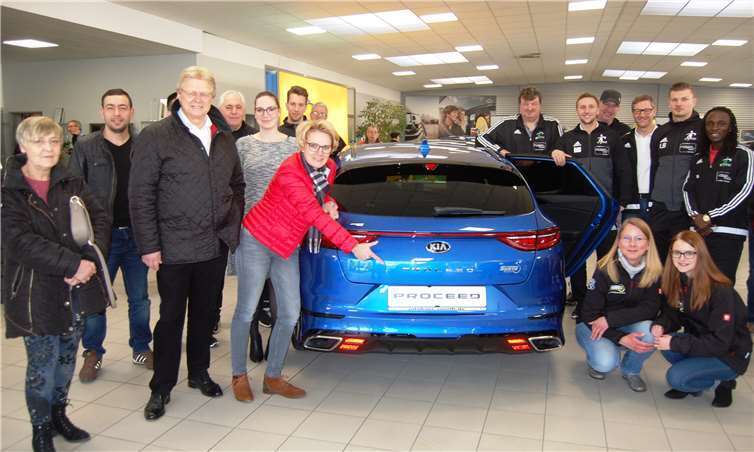 Geschäftsführerin Stefanie Sürth präsentierte nicht nur den Fußballern der SG Eintracht Mendig/Bell den neuen Kia ProCeed. Zahlreiche Kunden und Gäste waren gekommen, um u.a. den neuen Star der Marke Kia in Augenschein zu nehmen.SK
