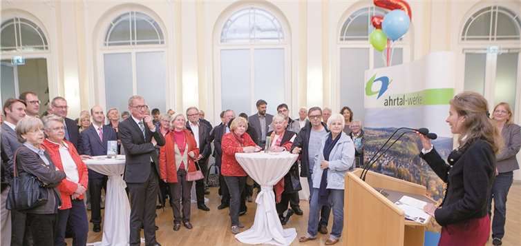 Geschäftsführerin Susanne Strauch (rechts) zog eine überaus erfreuliche Bilanz für die Ahrtal-Werke GmbH anlässlich ihres fünfjährigen Bestehens bei einer Feierstunde im Rathaus Bad Neuenahr.Jost
