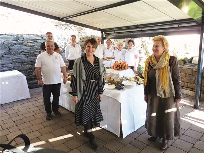 Geschäftsführerin Tanja Jelic und ihr Team sind bestens gerüstet Geschäftsführerin Tanja Jelic mit ihrer Mutter –rechts- und ihrem Team. Foto: FRE