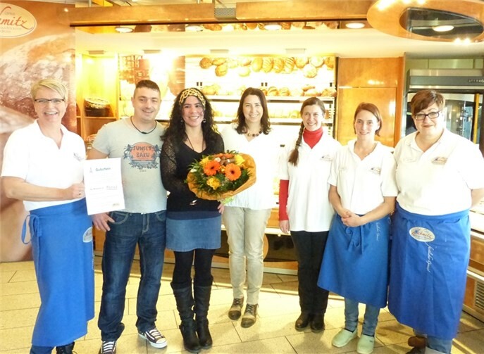 Geschäftsführerin Ulrike Schmitz (l.) überreichte den Preis an das Gewinnerpaar. privat