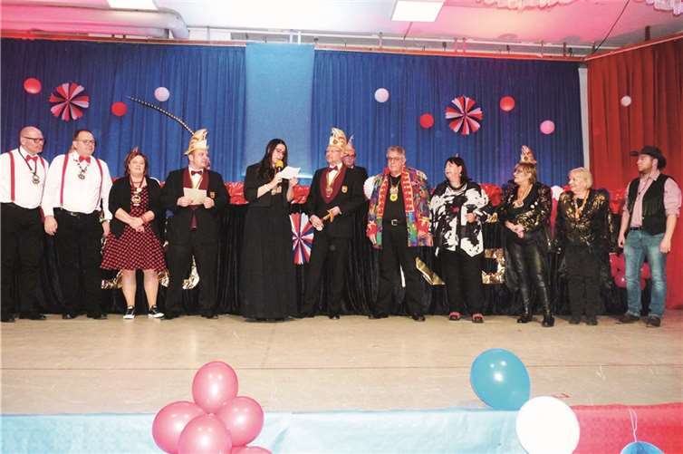 Geschäftsführerin Verena Höfker –Mitte- zeichnete zahlreiche Mitglieder der KG Thür für ihre langjährige Vereinstreue aus.