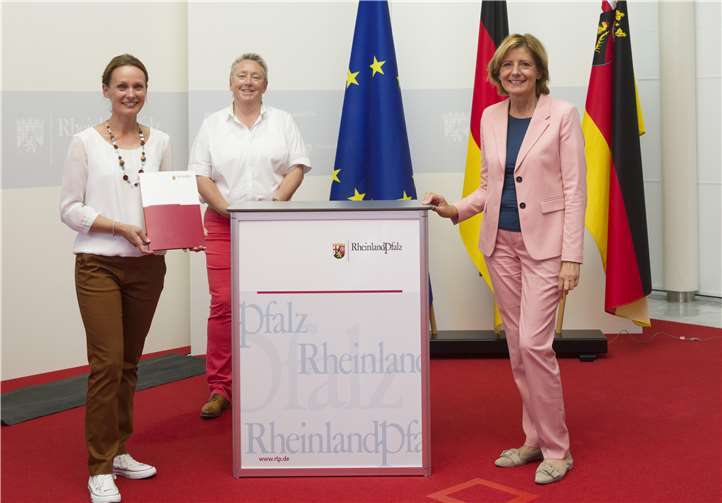 Geschäftsführerin der KoblenzerBürgerStiftung, Kathleen Benekenstein; Bürgermeisterin Ulrike Mohrs; Ministerpräsidentin Malu DreyerFoto: Staatskanzlei RLP/Alexander Sell