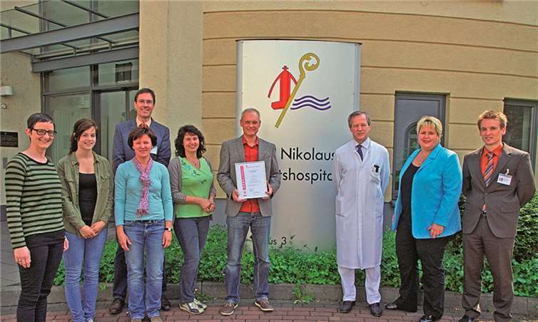 Geschäftsführung der St. Nikolaus-Stiftshospital GmbH sowie die Mitarbeiterinnen und Mitarbeiter von Krankenpflegeschule und des Aus-, Fort- und Weiterbildungsinstitutes freuen sich über die erneute Zertifizierung des Bildungsinstituts.privat