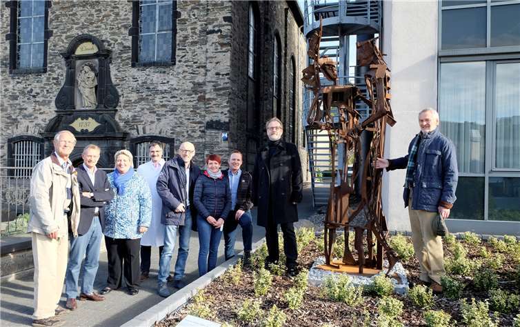Geschäftsführung und weitere Führungskräfte der St. Nikolaus-Stiftshospital GmbH am neu aufgestellten Kunstwerk von Klemens Pompetzki, einer Leihgabe der Familie Karnath aus Bendorf. V.l.: Dr. Klaus Fischer (ehemaliger Chefarzt am St. Nikolaus-Stiftshospital), Prof. Dr. Martin Wolff (Ärztlicher Direktor), Geschäftsführerin Cornelia Kaltenborn, Dr. Wolfgang Boos (stellvertretender Ärztlicher Direktor), Prokurist Jürgen Schmidt, Pflegemanagerin Sandra Worliczek, Jörg Ochtendung (Leitung Technischer Dienst), Gideon Karnath, Klemens Pompetzki. Privat