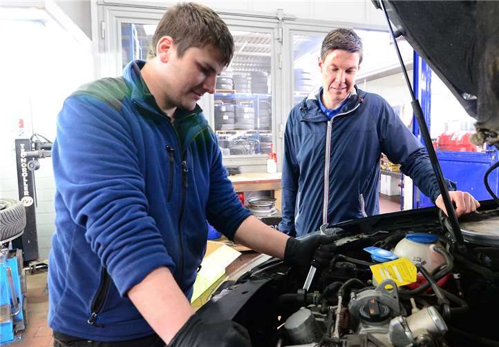 Geschäftsinhaber Simon Loch (r.) ist auch in der Werkstatt anzutreffen und bespricht sich mit seinem Mitarbeiter.Fotos: US