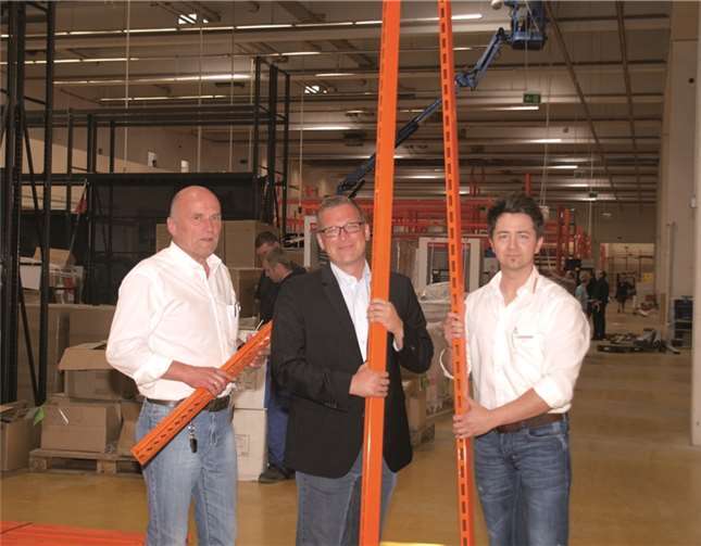 Geschäftsleiter Andreas Pötsch, Andreas Hannewald, Geschäftsführer der zuständigen Regionalgesellschaft und Lynn Gies, stellvertretender Geschäftsleiter haben bis zur Eröffnung des neuen Fachzentrum Bauhaus noch alle Hände voll zu tun und packen tatkräftig mit an. (v.l.)US