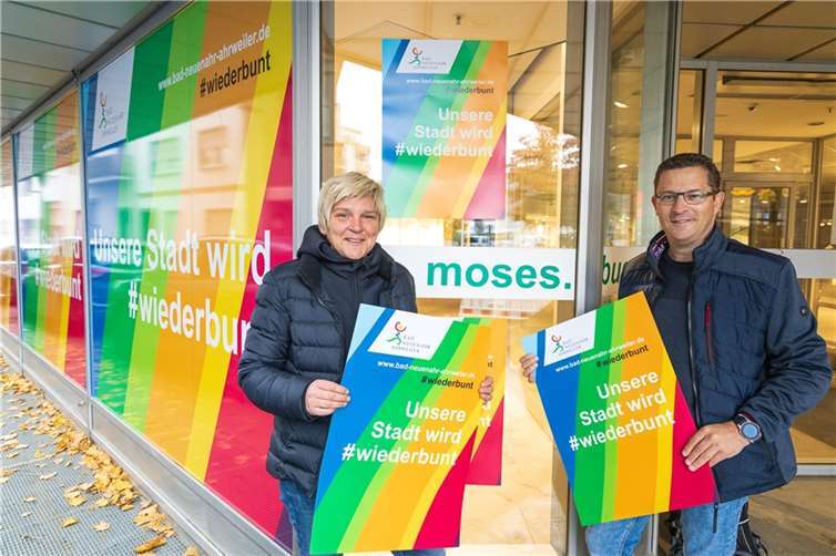 Kampagne #wiederbunt: Bad Neuenahr-Ahrweiler erhält wieder Farbe Geschäftsleitung Carmen Schäfer und Patrick Küpper vor dem Moses-Kaufhaus.Foto: Stadtverwaltung Bad Neuenahr-Ahrweiler