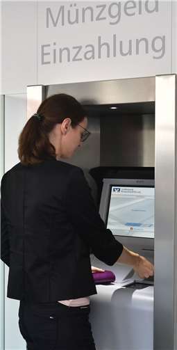 Geschäftsleute aus Mayen profitieren von zwei Automaten, um rund um die Uhr Münzgeld ein- und auszuzahlen.