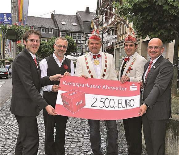 Geschäftsstellenleiter Christian Frings (l.) und Marktbereichsleiter Christoph Frings (r.) überreichten einen Scheck über 2.500 Euro an Präsident Eddy Rausch (m.) und die Vorstände Thomas Sebastian (2.v.r.) und Hans-Jürgen Schunck (2.v.l.) am vorgesehenen Aufstellort am Marktplatz in Adenau. Dreschers