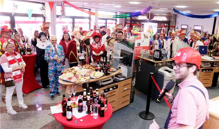 Geschäftsstellenleiter Christian Frings (vorne, rechts) begrüßte die Karnevalisten aus gegebenem Anlass in Bauarbeitermontur.