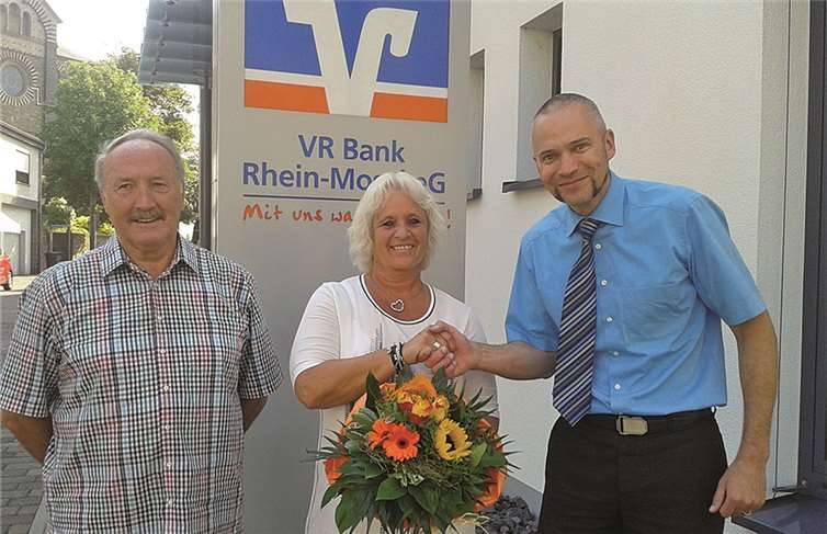 Geschäftsstellenleiter Gerd Schüller überbrachte die gute Nachricht an Elfriede und Gottfried Fuhrmann.privat