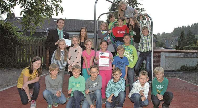 Geschäftsstellenleiter KSK Adenau Christian Frings (v.li) und die Klassenlehrerin Susanne Schachler mit den Kids bei der Gewinnübergabe. -UM-