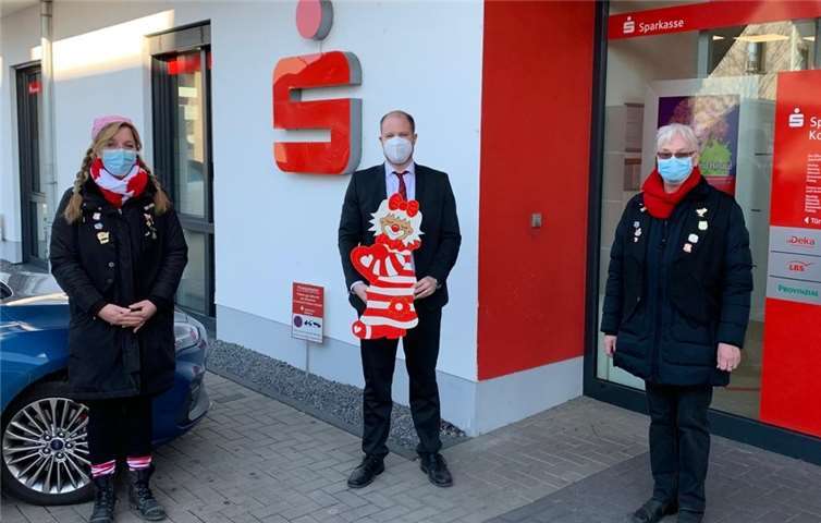 Geschäftsstellenleiter Manuel Stein freute sich über den Besuch von Petra Schäfer (links) und Eva Vogt (rechts). Die beiden Urmitzer Möhnen überreichten aus Anlass der Weiberfastnacht einen Clown, der ein Herz im „Sparkassen-Rot“ in den Händen hält.Foto: KH