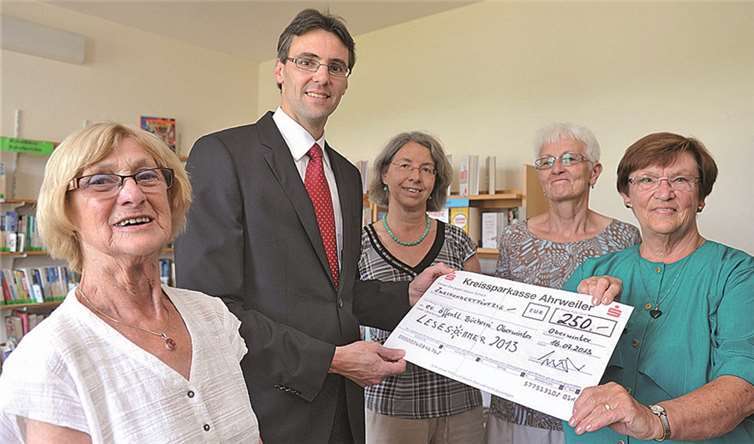 Geschäftsstellenleiter Thomas Schiermer übergab die Spende an das Team der Evangelischen Bücherei Oberwinter.AB