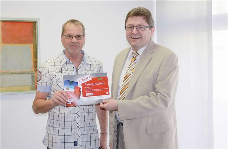 Geschäftsstellenleiter der Sparkasse Neuwied in Bad Hönningen Jürgen Staudt (re) übergibt den Gutschein dem Gewinner Herrn Becker aus Bad Hönningen. privat