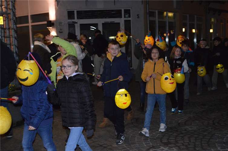 Geschätzt rund 400 Kinder waren zum Marktplatz gekommen, um einen wirklich riesigen Martinszug zu erleben.