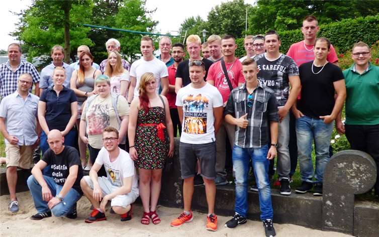 Geschafft: 20 Junggesellen des Maler- und Lackiererhandwerks freuen sich über ihre erfolgreiche Gesellenprüfung und den Eintritt ins bezahlte Berufsleben. Hans Hartenfels