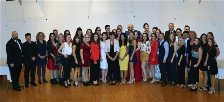 Geschafft: Die 32 frischgebackenen staatlich geprüften Physiotherapeuten der Schule für Physiotherapie an der Reha Rhein-Wied in Neuwied mit ihren Dozenten und Schulleiter Florian Metzler (links).Foto: privat