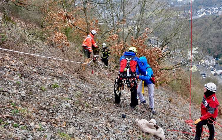 Geschafft. Die Bergretter haben die Jugendlichen erfolgreich abgeseilt. Hier am Boden werden sie an Feuerwehrleute übergeben.
