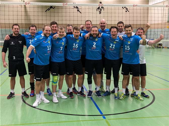 Geschafft: Die Westerwald Volleys sind Meister und freuen sich. Hintere Reihe v.l.: Steffen Siry (Coach), Korbach, Martin, Ch. Heibel, M. Heibel, Meder, Lohmann, Schmidt. Vordere Reihe v.l.: S. Krippes, Waters, Delinsky, Dilly, Reinhardt, A. Krippes. Fotos: privat