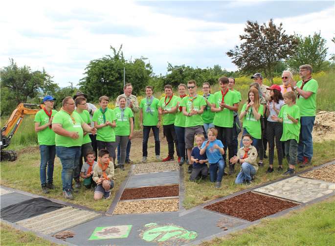 Geschafft: Einige der Pfadfinder stellen sich zum Erinnerungsfoto vor ihrem Gemeinschaftswerk aus.Foto: privat