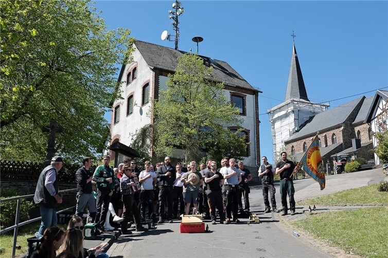 Maibaumaufstellen in Reifferscheid – Junggesellen leben Brauchtum
