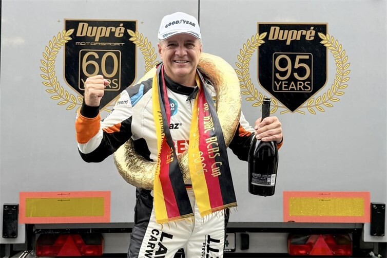 Geschafft! Jürgen Nett feiert am Nürburgring seinen 100. Klassensieg. In diesem emotionalen Augenblick galt sein Dank besonders seinem verstorbenen Vater, seinem Bruder Achim, seiner Familie sowie den vielen Helfern und Wegbegleitern, die ihn über Jahrzehnte unterstützt haben.